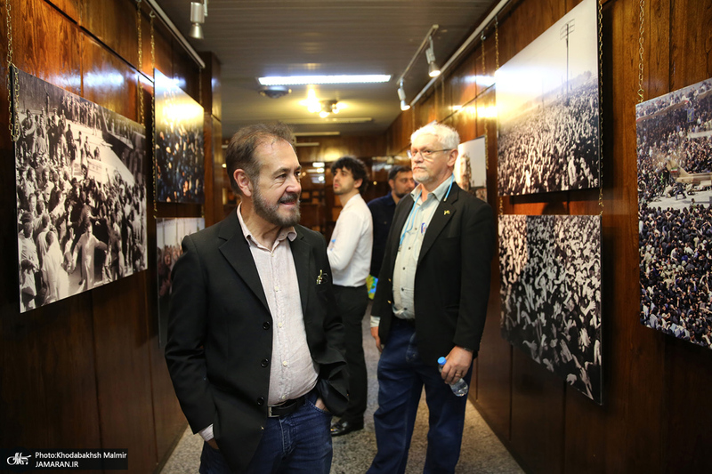 بازدید مهمانان خارجی شرکت کننده در مراسم وداع و تشییع رهبر شهید از حسینیه جماران