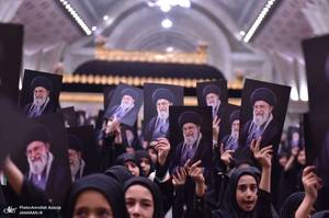 اجرای سرود دانش آموزی در حرم مطهر امام خمینی