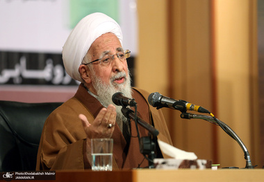 آیت الله جوادی آملی: وزارت بهداشت طبیب تربیت کند نه کاسب