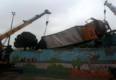 واژگونی خاور در اتوبان آبیک تاسیسات شهرداری خسارت دید