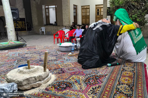 مراسم تعذیه خوانی در بیت تاریخی حضرت امام خمینی (س) در خمین