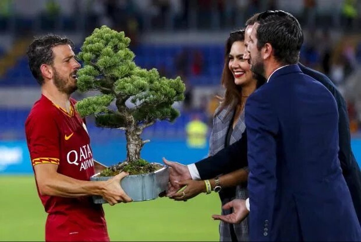  اهدای جام درختی به بازیکنان رم پس از برد مقابل رئال

