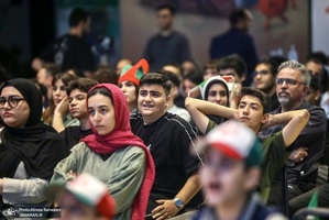 تماشای مسابقه فوتبال ایران و زلاندنو در باغ کتاب