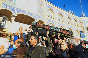 مراسم تشییع مرحوم حاج عیسی جعفری خادم امام خمینی (ره) در حرم حضرت معصومه (س)