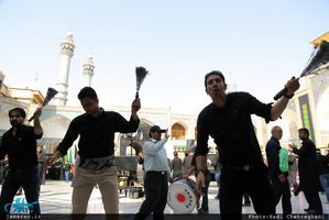 عزاداری ظهر عاشورا در حرم مطهر حضرت فاطمه معصومه(س)