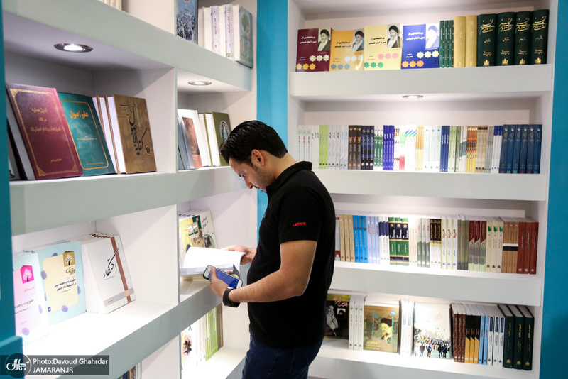 غرفه موسسه تنظیم و نشر آثار امام خمینی(س) در نمایشگاه بین المللی کتاب تهران