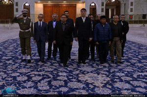 ادای احترام رئیس مجلس اندونزی به مقام شامخ حضرت امام خمینی(س) 