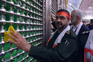 عطرافشانی حرم امام خمینی(س) توسط بسیجیان کاشانی