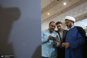 بازدید سرپرست موسسه تنظیم و نشر آثار حضرت امام خمینی(ره) از نمایشگاه کتاب