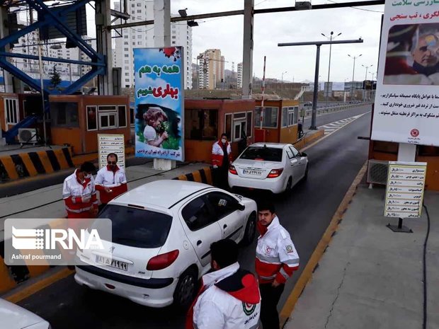 تب سنجی از سرنشینان ۱۱ هزار خودرو در عوارضی تهران_ پردیس