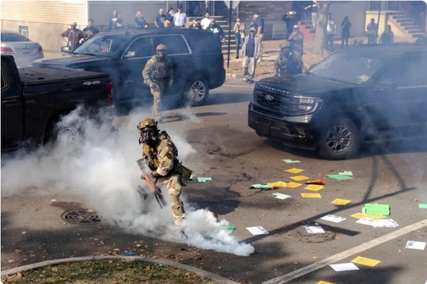 نیویورک تایمز: آمریکایی‌ها در ترس از حکومت خود زندگی می‌کنند