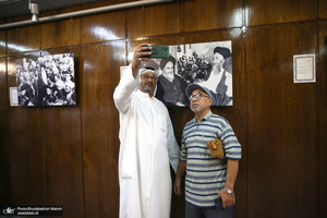 بازدید جمعی از گردشگران کویتی از بیت امام خمینی (س) در جماران