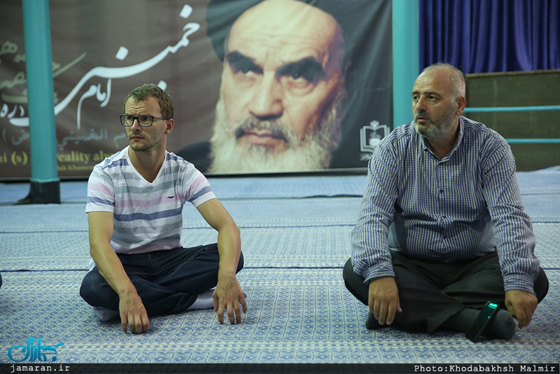 بازدید جمعی از شخصیتهای اجتماعی و فرهنگی کشورهای بوسنی و مقدونیه از بیت امام در جماران