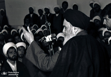 بین طوایف مسلمین به اسم مذهب تبلیغاتی می‌کنند که با هم اختلاف شیعه و سنی پیدا بکنند