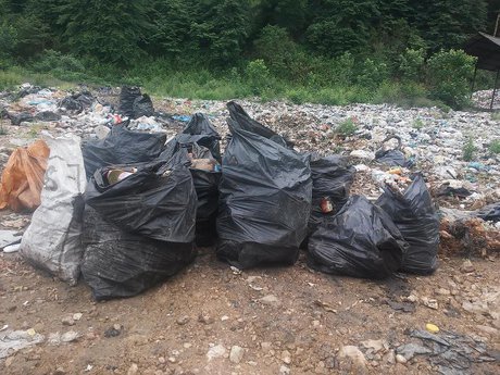 زباله‌ها را از طبیعت خارج و به روستاهای اطراف منتقل کنید
