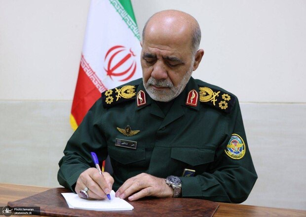 فرمانده قرارگاه مرکزی خاتم الانبیا(ص): قدرت‌های پوشالی در برابر چشم جهانیان از پای درآمده‌اند و به دنبال راه فرار از جنگ هستند/ نیروهای مسلح تا پیروزی نهایی از کیان ایران دفاع می‌کنند