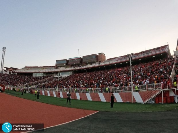 عکس| خط کشی دستی چمن ورزشگاه یادگار با سطل رنگ!