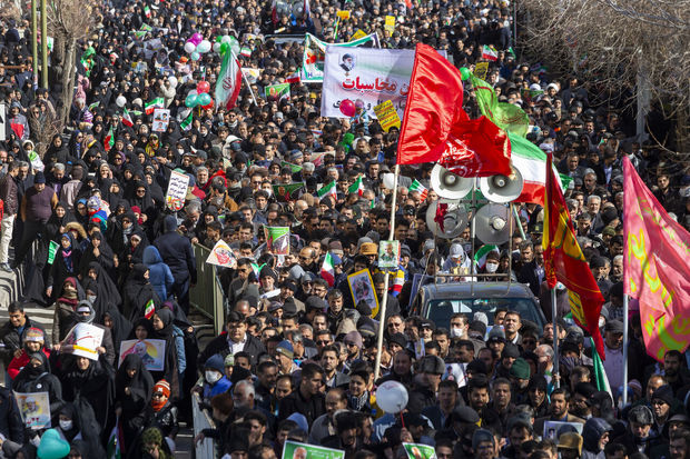 سردی هوا مانع حضور پرشور مردم شهرستان بن در راهپیمایی ۲۲ بهمن نشد