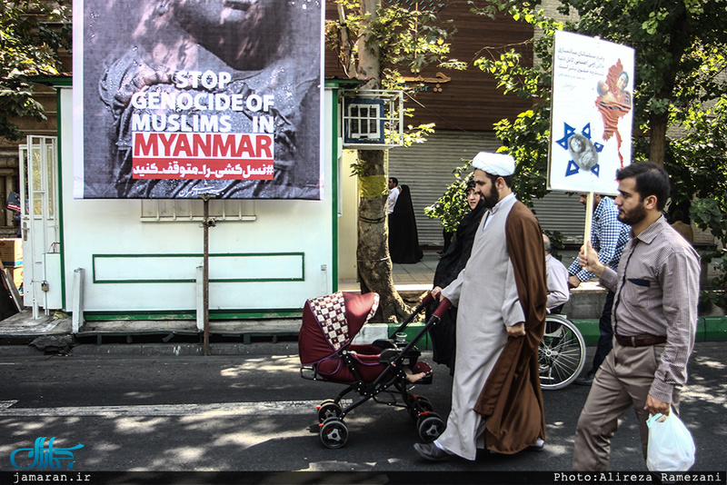 راهپیمایی نمازگزاران در اعتراض به کشتار مسلمانان میانمار