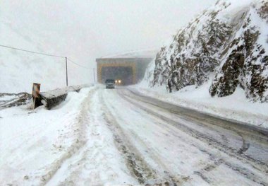 آغاز بارش برف در جاده های مازندران ؛ رانندگان احتیاط کنند