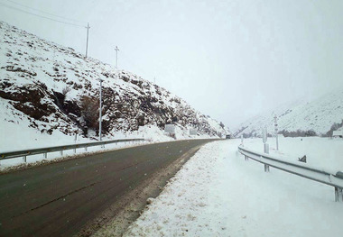 مه و یخ زدگی جاده های کردستان موجب اختلال در ترددها شده است