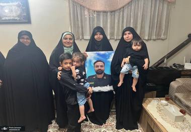 وزیر راه و شهرسازی با خانواده شهید جنگ تحمیلی ۱۲ روزه دیدار کرد