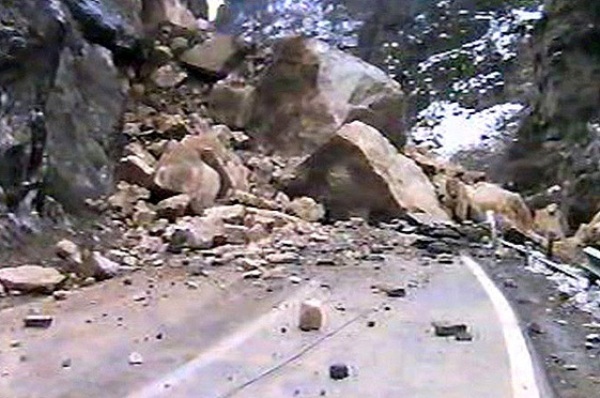 ریزش کوه، تردد در جاده پلدختر- خرم آباد را کند کرد