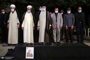 اقامه نماز بر پیکر آیت‌الله حسن‌زاده آملی(ره) توسط رهبر معظم انقلاب