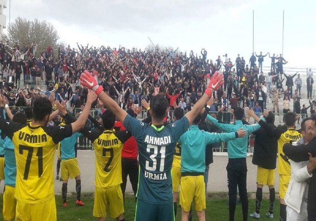تیم فوتبال ۹۰ ارومیه با عشق هواداران به میدان می‌رود