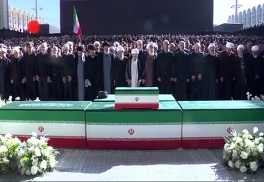 مراسم بدرقه میلیونی رهبر شهید/ اقامه نماز بر پیکرهای مطهر شهدا با حضور ۳ فرزند رهبر شهید