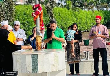 مراسم برافراشتن پرچم عزا به مناسبت آغاز محرم توسط هندوها در پنجاب، هند