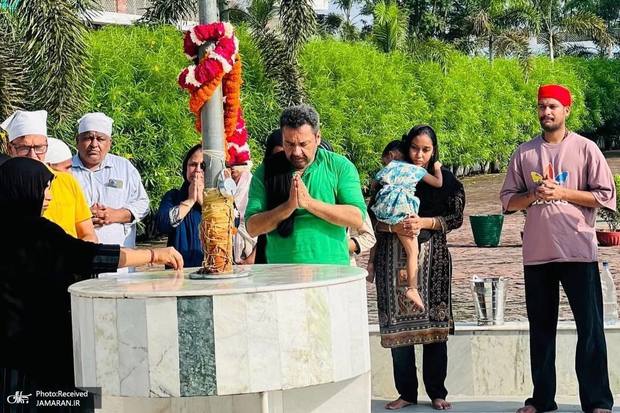 مراسم برافراشتن پرچم عزا به مناسبت آغاز محرم توسط هندوها در پنجاب، هند