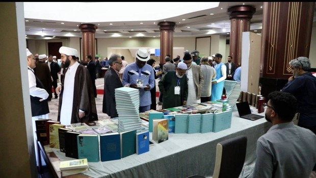 إقبال الضیوف الأجانب على المعارض التخصصیة للمؤسسة على هامش الدورة الأربعین لمؤتمر الوحدة الإسلامیة