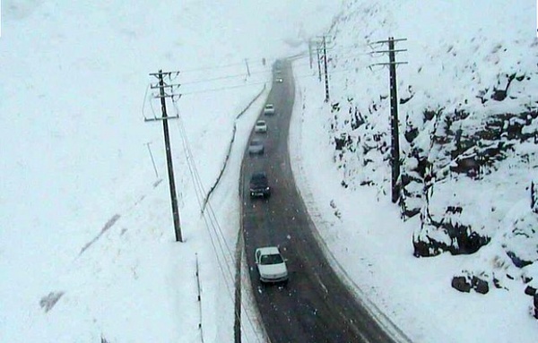 تردد به صورت روان در محورهای مختلف مازندران در جریان است  احتمال ریزش برف و جاده در کندوان و هراز