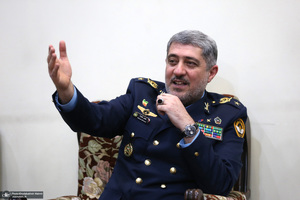 دیدار فرمانده نیری هوایی ارتش( امیر بهمن بهمرد )و جمعی از فرماندهان با سید حسن خمینی