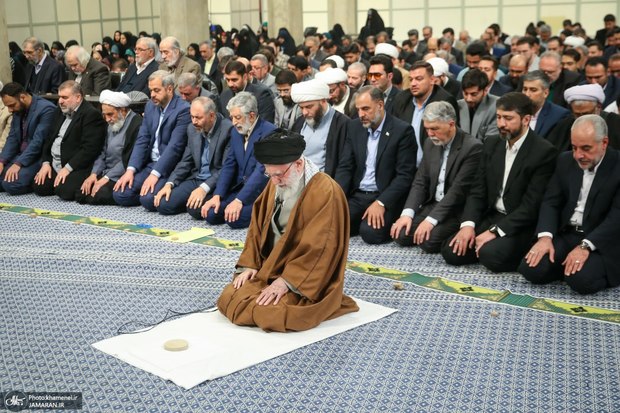 رهبر انقلاب: گسترش شاعران متعهد و انقلابی جوان امید‌آفرین است/ دوره کنونی زمینه پرورش سعدی، حافظ و نظامی را دارد/ لزوم استفاده از مفاهیم اجتماعی شوق‌آفرین و مفاهیم توحیدی در اشعار