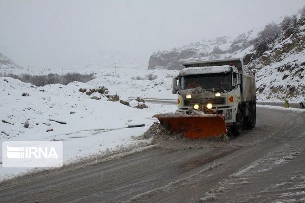 بارش برف و کولاک جاده‌های استان قزوین را فرا گرفت