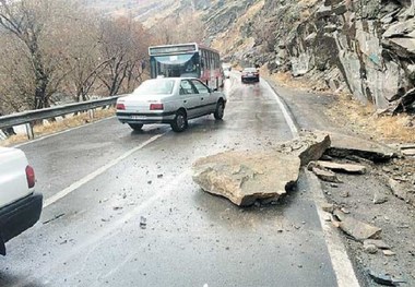 احتمال ریزش کوه در جاده هراز