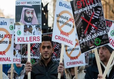عکس/ تظاهرات انگلیسی ها  در اعتراض به سفر بن سلمان به لندن