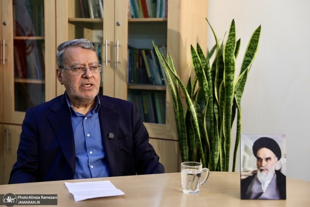 ایزدی، مدیرکل اخبار صداوسیما در دهه ۶۰: از ناحیه امام هیچ محدودیتی برای انعکاس اخبار وجود نداشت/ شفافیت و اطلاع‌رسانی درست به مردم، جزو تأکیدات ایشان بود/ امام تاکید داشتند پخش برنامه‌های حزن‌انگیز، نه به‌ صلاح مملکت است، نه به صلاح اسلام