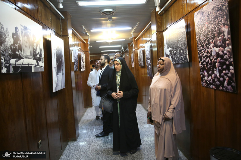 بازدید جمعی از مهمانان خارجی( آموزش پرورش الف تا ) از بیت امام خمینی (س) در جماران