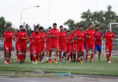 بازیکنان خارجی زیر نظر توشاک جذب می‌شوند  در باشگاه می‌مانم و تیم را با هواداران قهرمان می‌کنیم