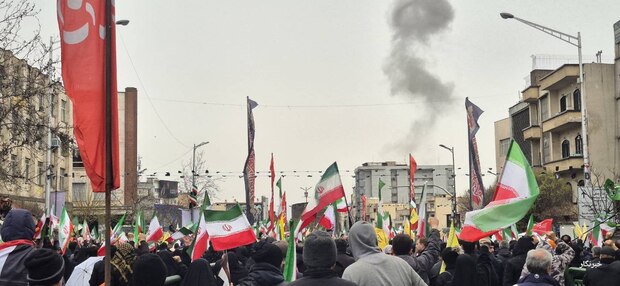 راهپیمایی روز قدس در سراسر ایران با حضور باشکوه مردم/ ایرانی‌ها با وجود حملات موشکی دشمن، با صلابت به راهپیمایی در خیابان‌ها ادامه دادند/ شهادت خانمی که برای دفاع از ایران به راهپیمایی روز قدس آمده بود، در حمله دشمن آمریکایی-صهیونی + عکس و فیلم