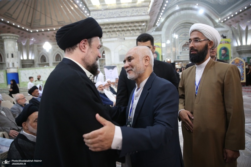 حاشیه های ادای احترام مهمانان خارجی چهلمین کنفرانس وحدت اسلامی به مقام شامخ حضرت امام خمینی (س)
