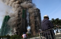 تصاویری از آتش‌سوزی گسترده در هنگ کنگ  (2)