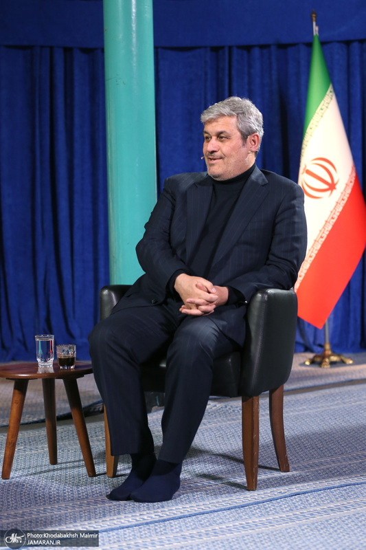 گفتگو حضور با تاجگردون