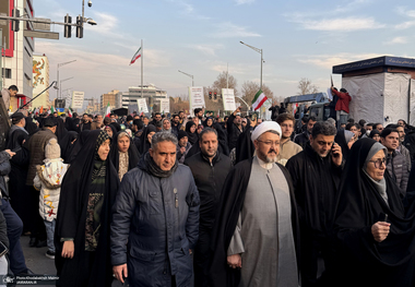 حضور رئیس موسسه تنظیم و نشر آثار امام خمینی در راهپیمایی بزرگ مردم تهران + تصاویر