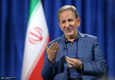 خاطرات بنزینی اسحاق جهانگیری: دولت غافلگیر شد و رسانه‌های منتقد دولت خبری منتشر کردند که شنبه قیمت بنزین تغییر می‌کند/ از پنجشنبه صف‌های طویلی در پمپ‌بنزین‌ها درست شد و مصرف بنزین از ۹۲ میلیون لیتر روزانه ناگهان به ۱۵۵ میلیون لیتر رسید و طرح دولت متوقف شد