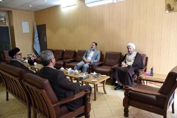 امام جمعه شیراز:دشمن اشتباهات کم قضایی را زیاد جلوه می دهد