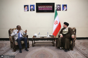 ادای احترام نخست وزیر بورکینافاسو و هیأت همراه نسبت به مقام شامخ بنیان‌گذار جمهوری اسلامی ایران